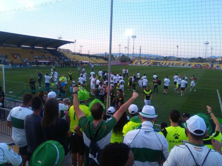 La afición del Elche celebra el ascenso con sus jugadores en Villarreal B