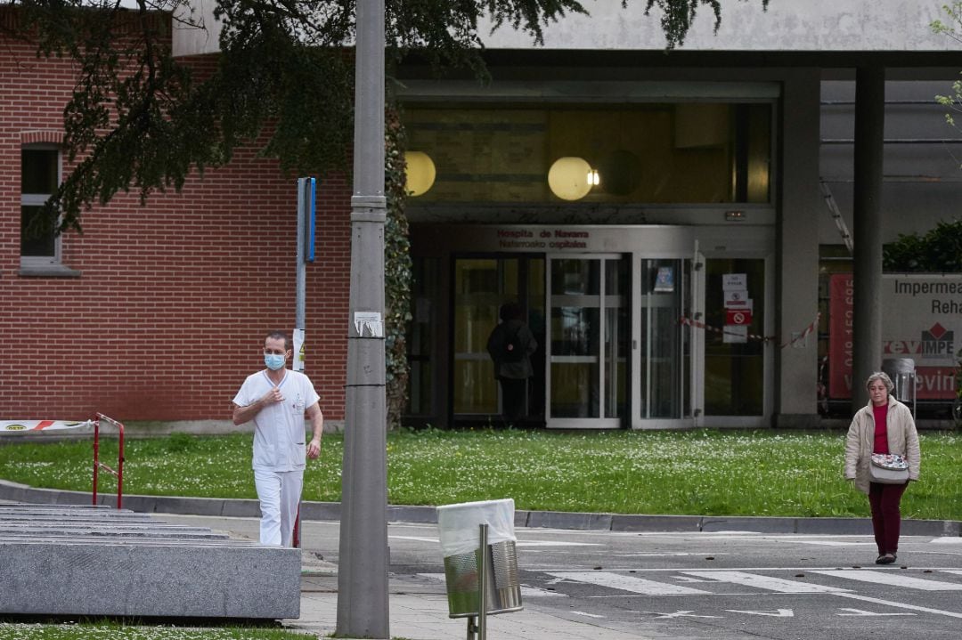 Un sanitario sale del Hospital Universitario de Navarra