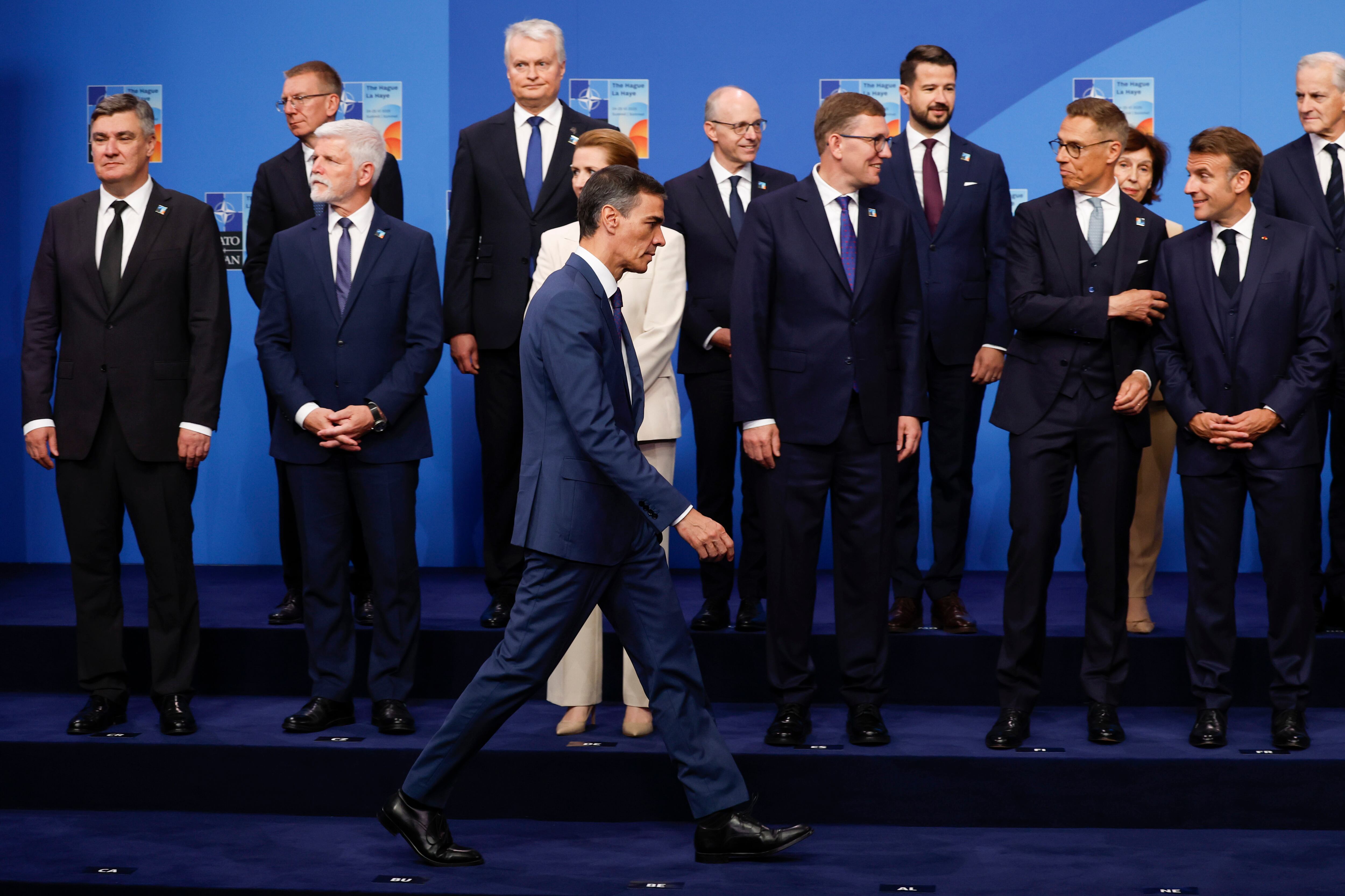 El presidente del Gobierno de España, Pedro Sánchez (c), en la cumbre de la OTAN de La Haya celebrada en junio. 