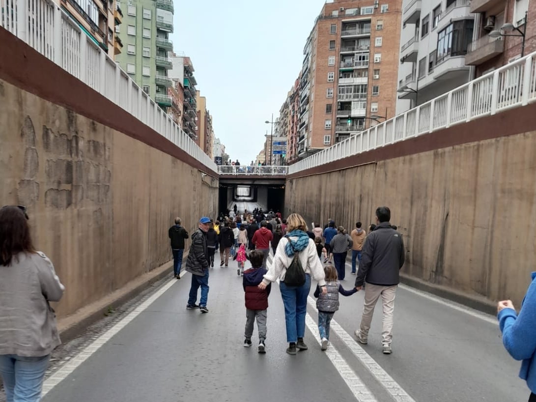 Vecinos cortan el túnel de la avenida Benito Pérez Galdós.