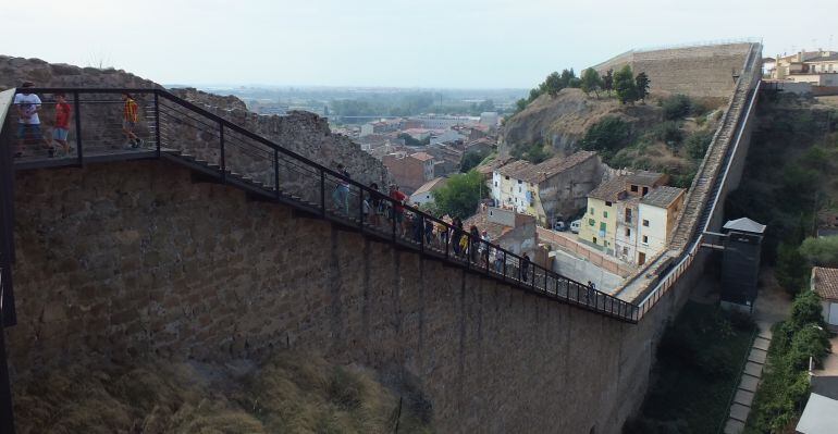 Una de les darreres visites guiades que s'han fet a les muralles de Balaguer.