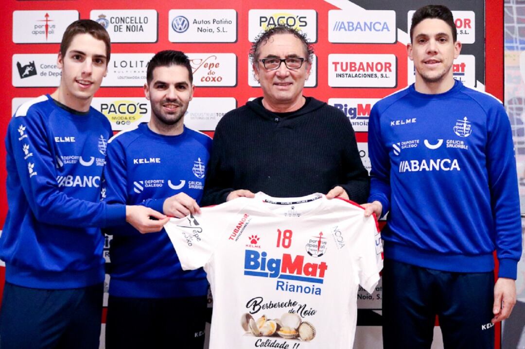 El presidente del Noia, Severino Barreiro, con los tres nuevos jugadores del equipo