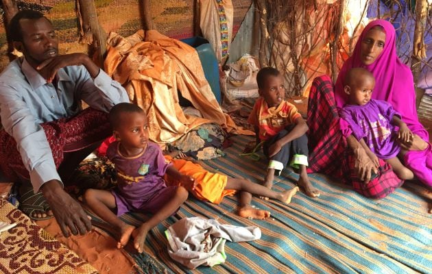 La familia de Sukri en su choza en el campo de desplazados internos de Hoodo, a 30 km de la frontera con Etiopia.