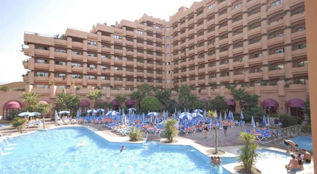 Un hotel con piscina.