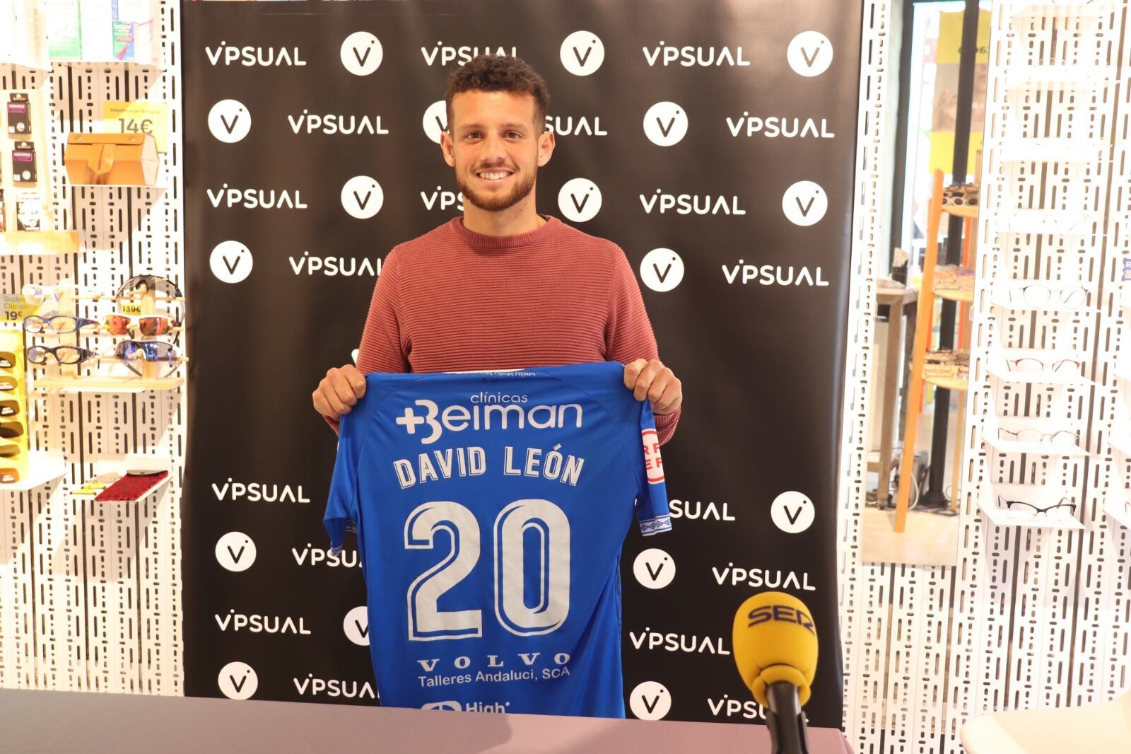 David León posando con la camiseta del Xerez DFC