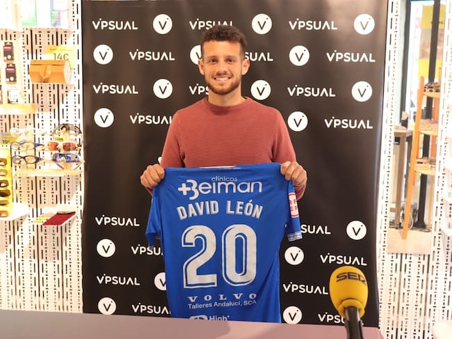 David León posando con la camiseta del Xerez DFC