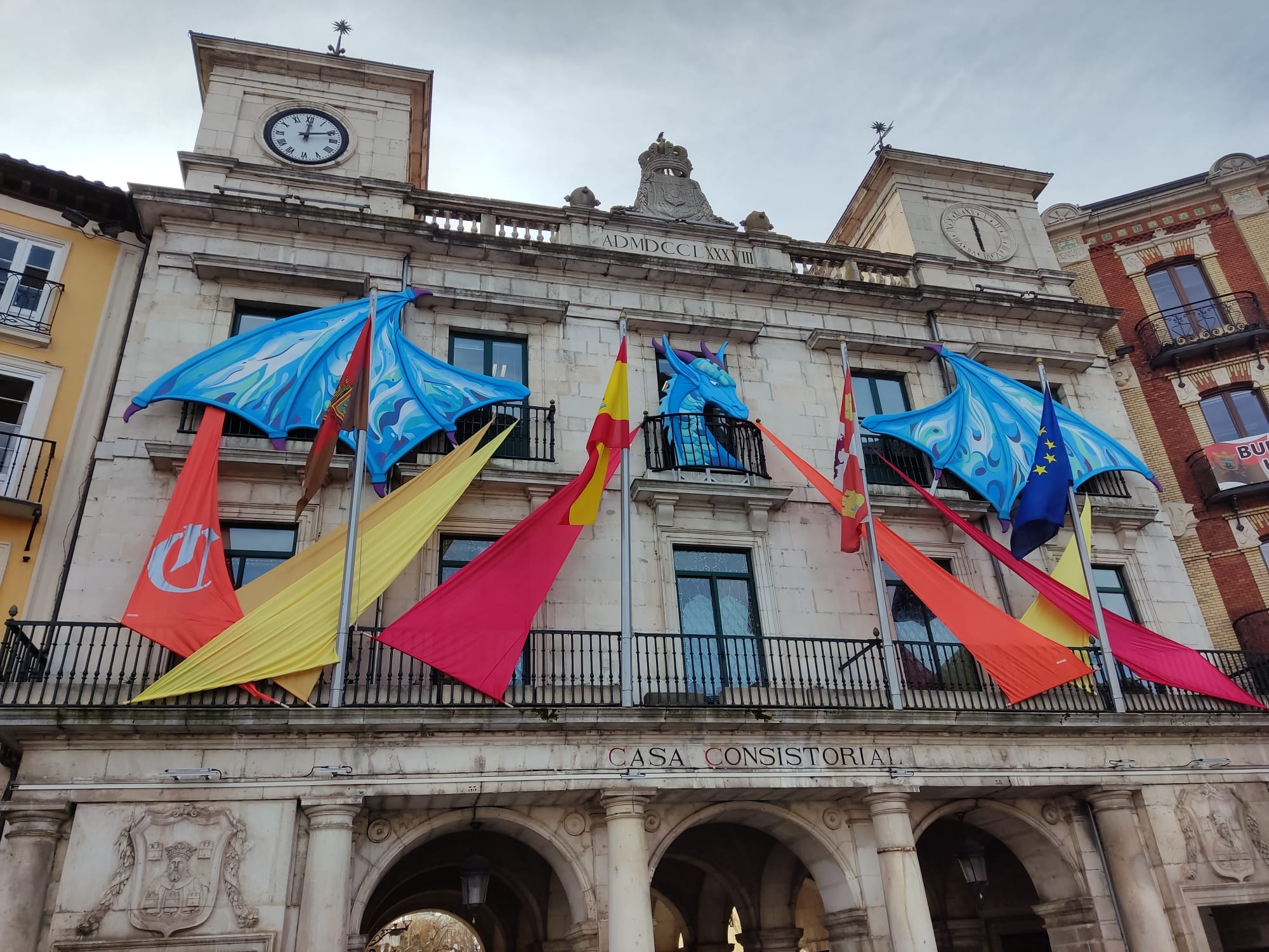 La fachada de la Casa Consistorial de Burgos decorada para el carnaval