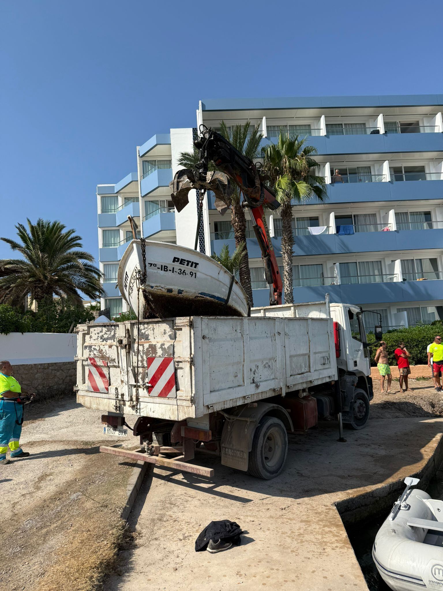 Imagen de una de las embarcaciones retiradas