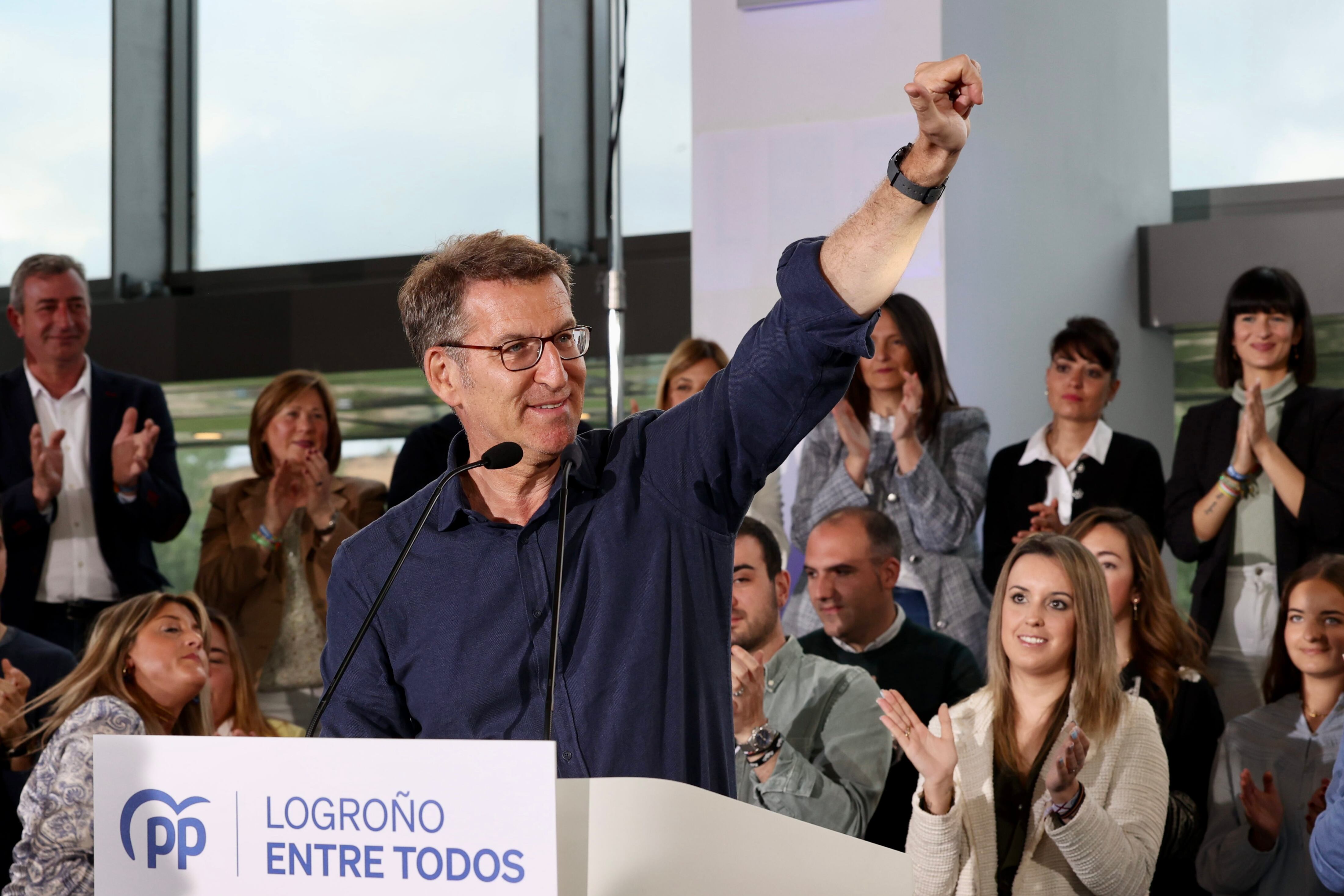 LOGROÑO 13/05/2023.- El líder del PP, Alberto Núñez Feijóo, ha intervenido este sábado en un acto público en Logroño, para respaldar a sus candidatos, que aspiran a dar un vuelco electoral y recuperar las instituciones riojanas que perdieron hace cuatro años.- EFE/Raquel Manzanares
