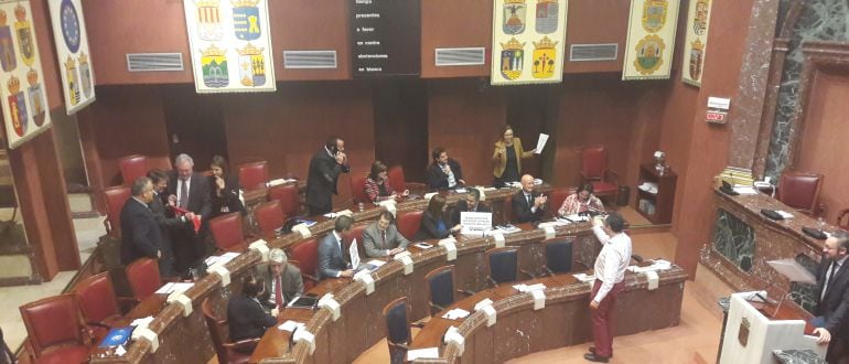 Los diputados del PP, ensayando y grabando el vídeo del mannequin challengue, después de la sesión de la mañana en la Asamblea Regional.