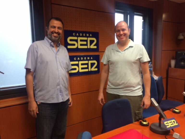 Juan David Gómez a la izquierda y su hermano Alejandro en los estudios de Radio Zaragoza