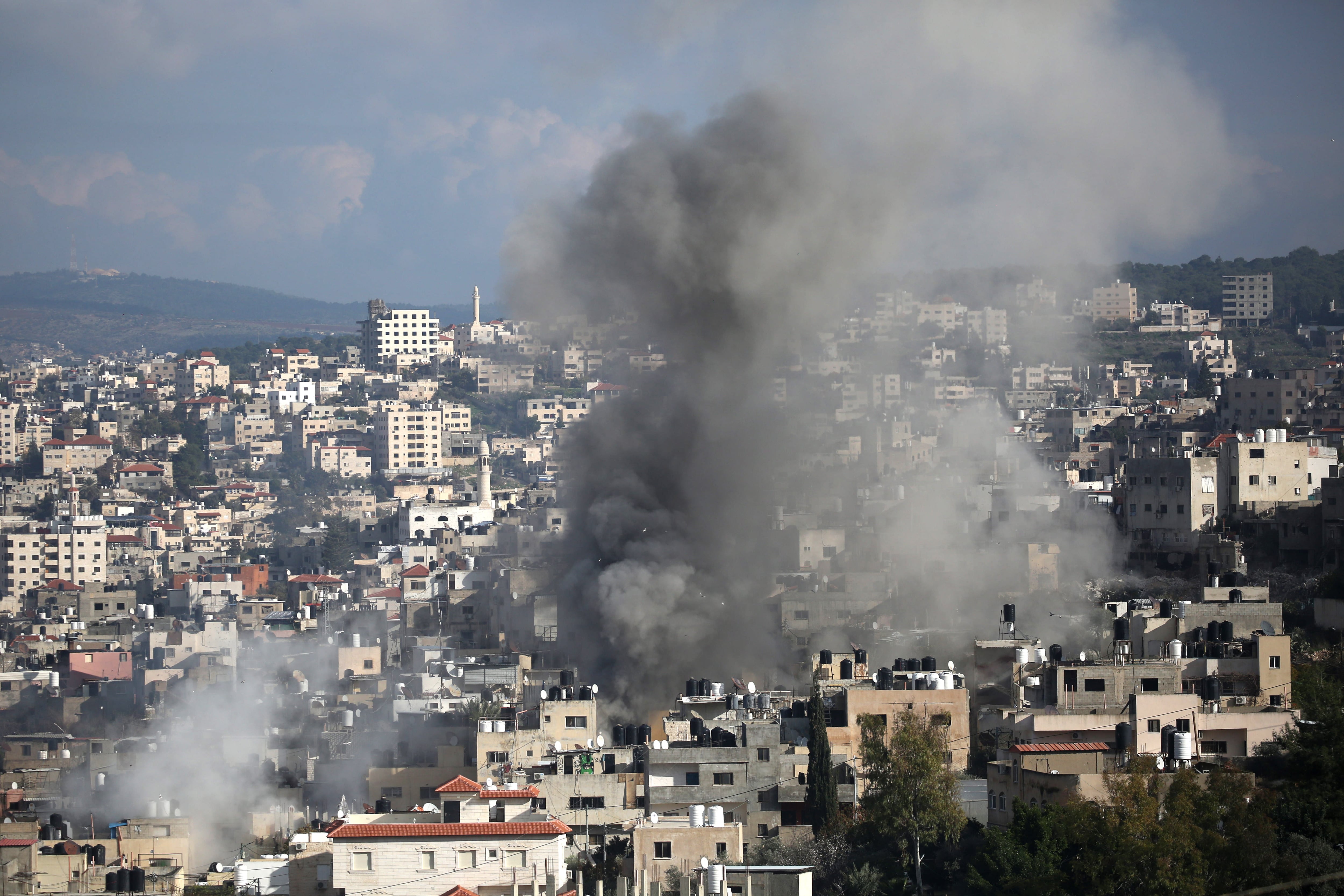 Humo sobre el campo de refugiados de Jenin, en Cisjordania, tras una operación del ejército de Israel.