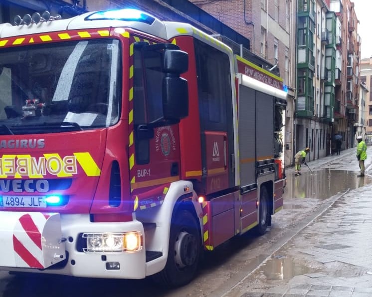 Intervención de los bomberos en la calle Loza, en Valladolid