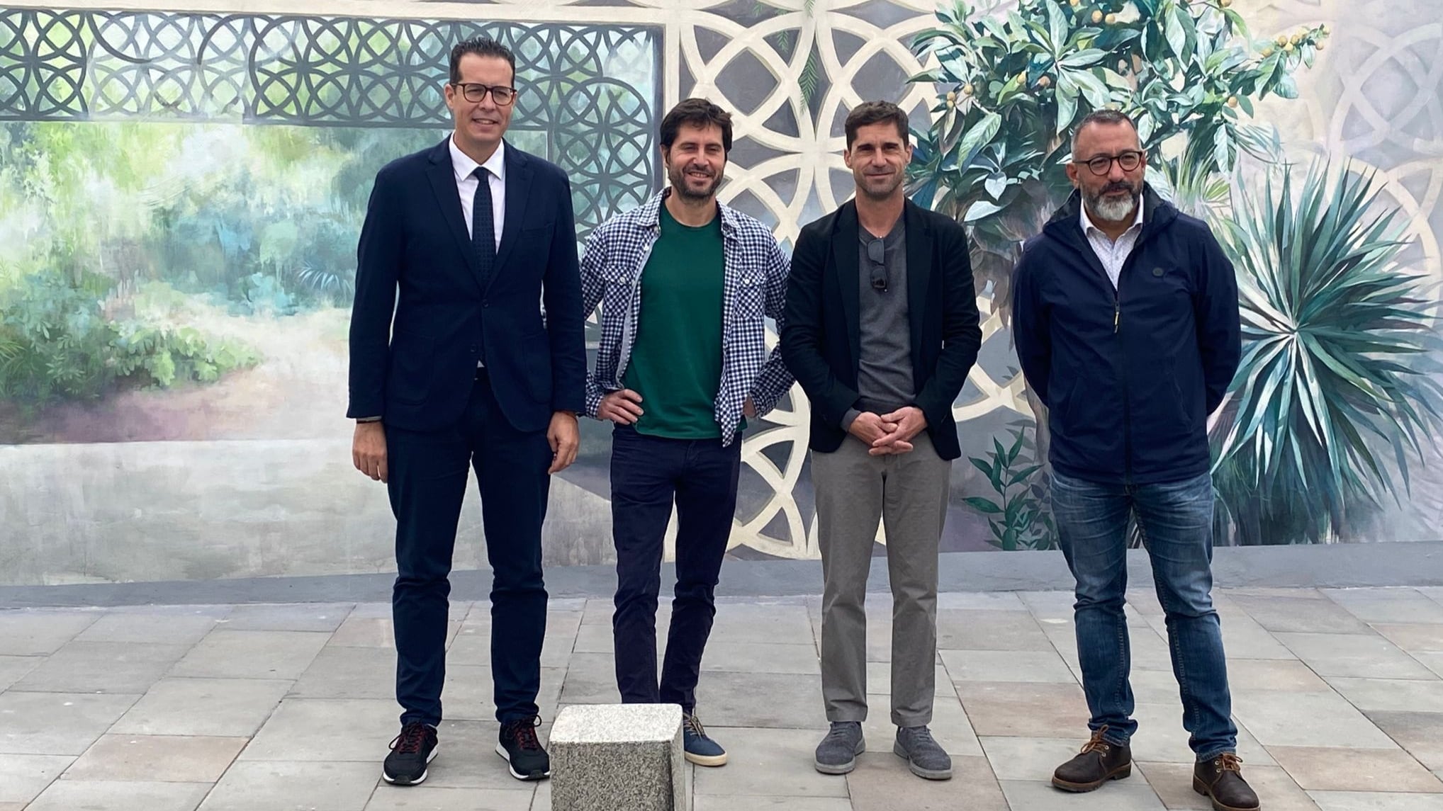 Rubén Alfaro, alcalde de Elda, junto a Alejandro Martínez y Carlos Martínez, artistas creadores de las obras, y José Antonio Amat, concejal de Espacio Público de Elda