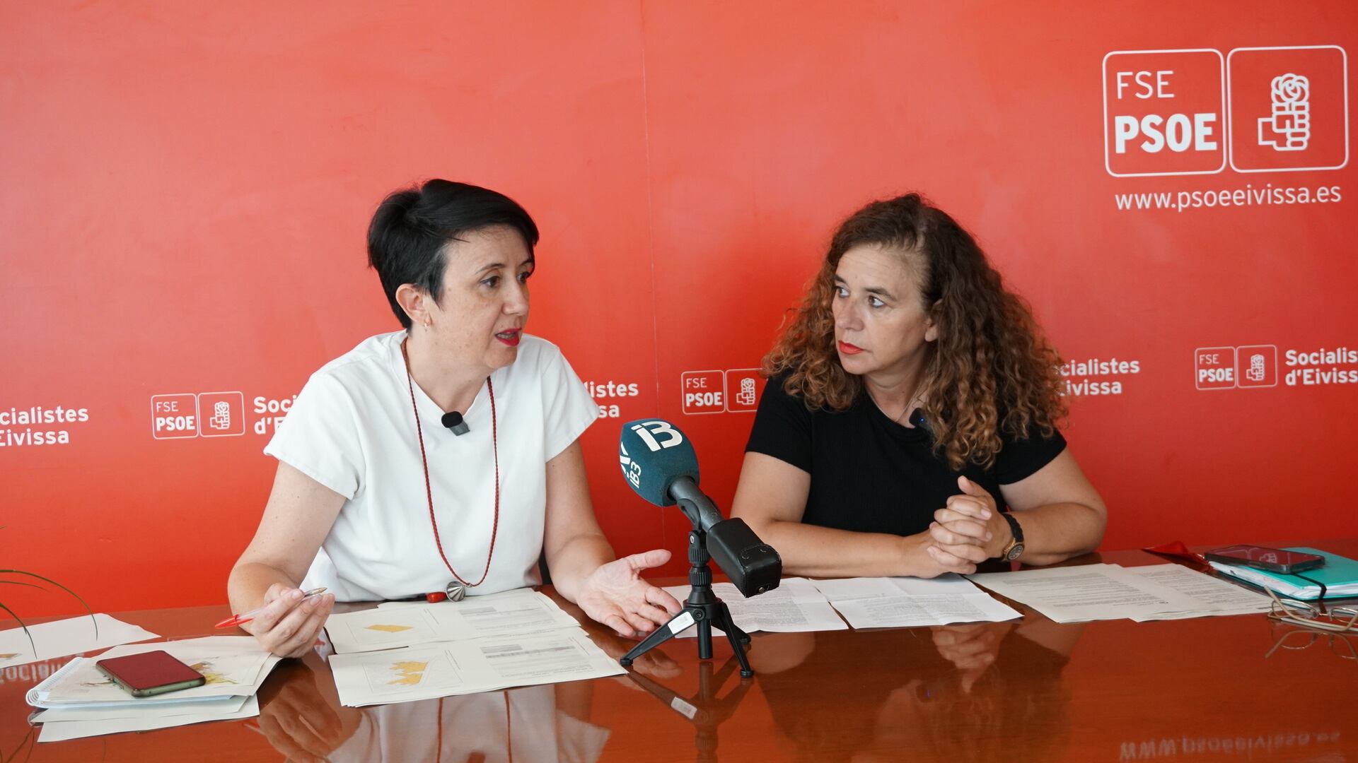 Elena López y Pilar Costa en la rueda de prensa