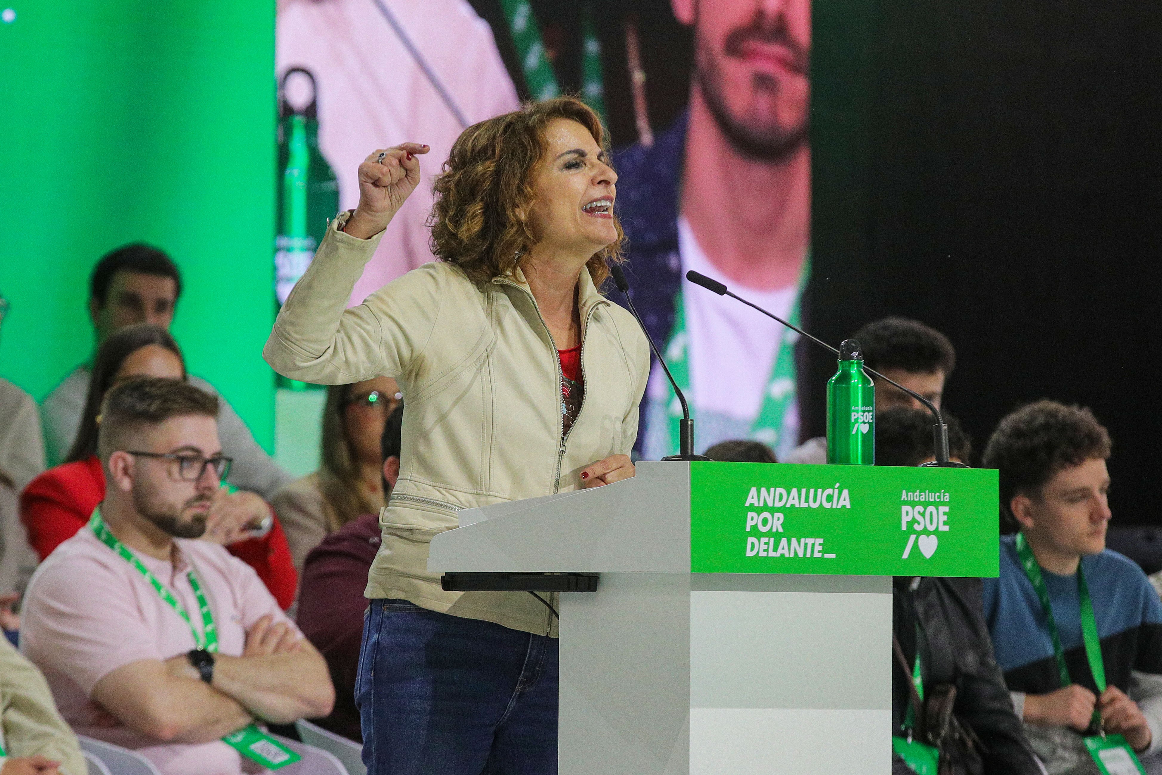 ARMILLA (GRANADA), 22/02/2025.- La vicepresidenta primera y ministra de Hacienda, María Jesús Montero, interviene este sábado en Armilla (Granada) en el Congreso del PSOE de Andalucía, donde asume formalmente la Secretaría General del PSOE de Andalucía. EFE/Pepe Torres
