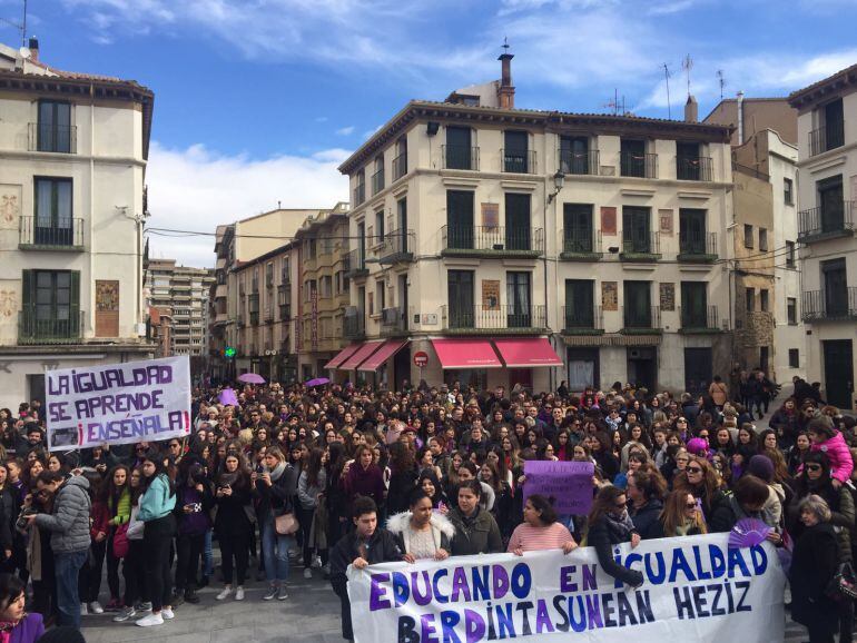 Aspecto de la concentración del mediodía en la plaza de los Fueros de Tudela.