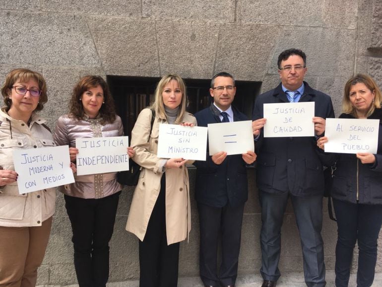 Varios de los jueces, fiscales y magistrados de Segovia durante el paro realizado en la mañana de hoy