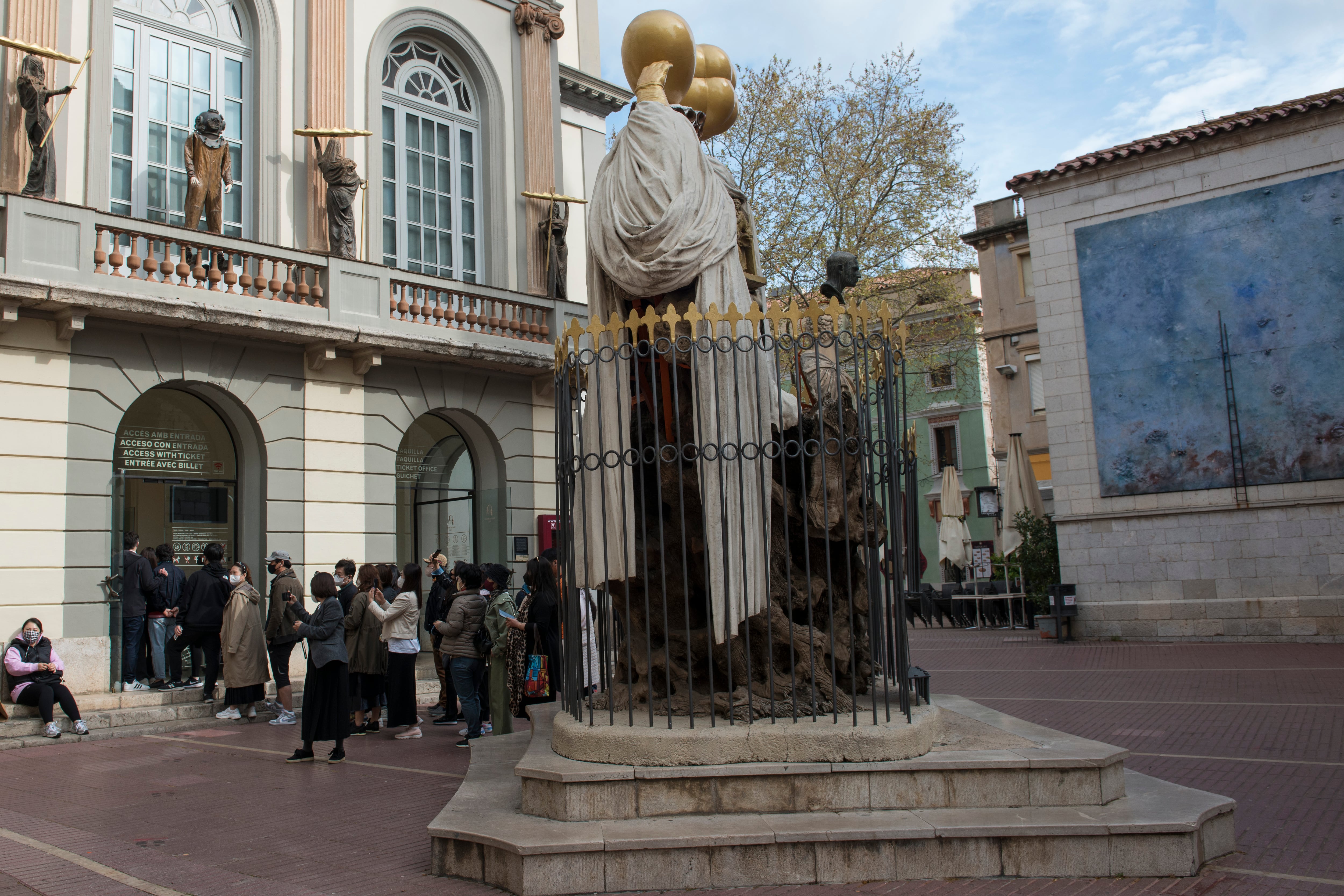 Entrada al museu des de la plaça Gala - Salvador Dalí