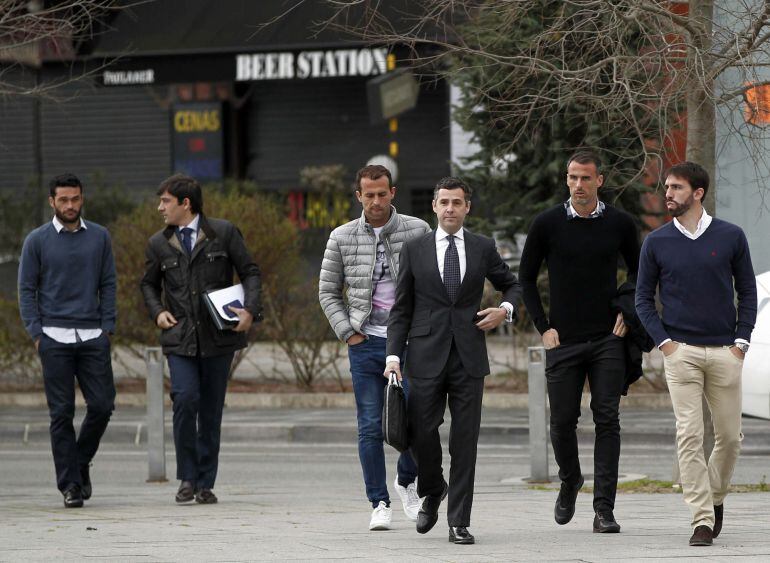 Los jugadores de futbol Jordi Figueras (d), Antonio Amaya (2d), Ivan Amaya (4d) y Jorge Molina (i), acompañados de su abogado, a su llegada al Palacio de Justicia de Pamplona donde han sido llamados a declarar por el juez que investiga el presunto desvío de dinero del Club Atlético Osasuna y el supuesto amaño de partidos. 