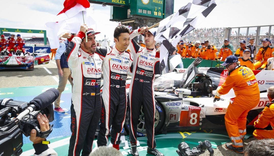 Alonso celebra el triunfo en Le Mans con sus compañeros Buemi y Nakajima.