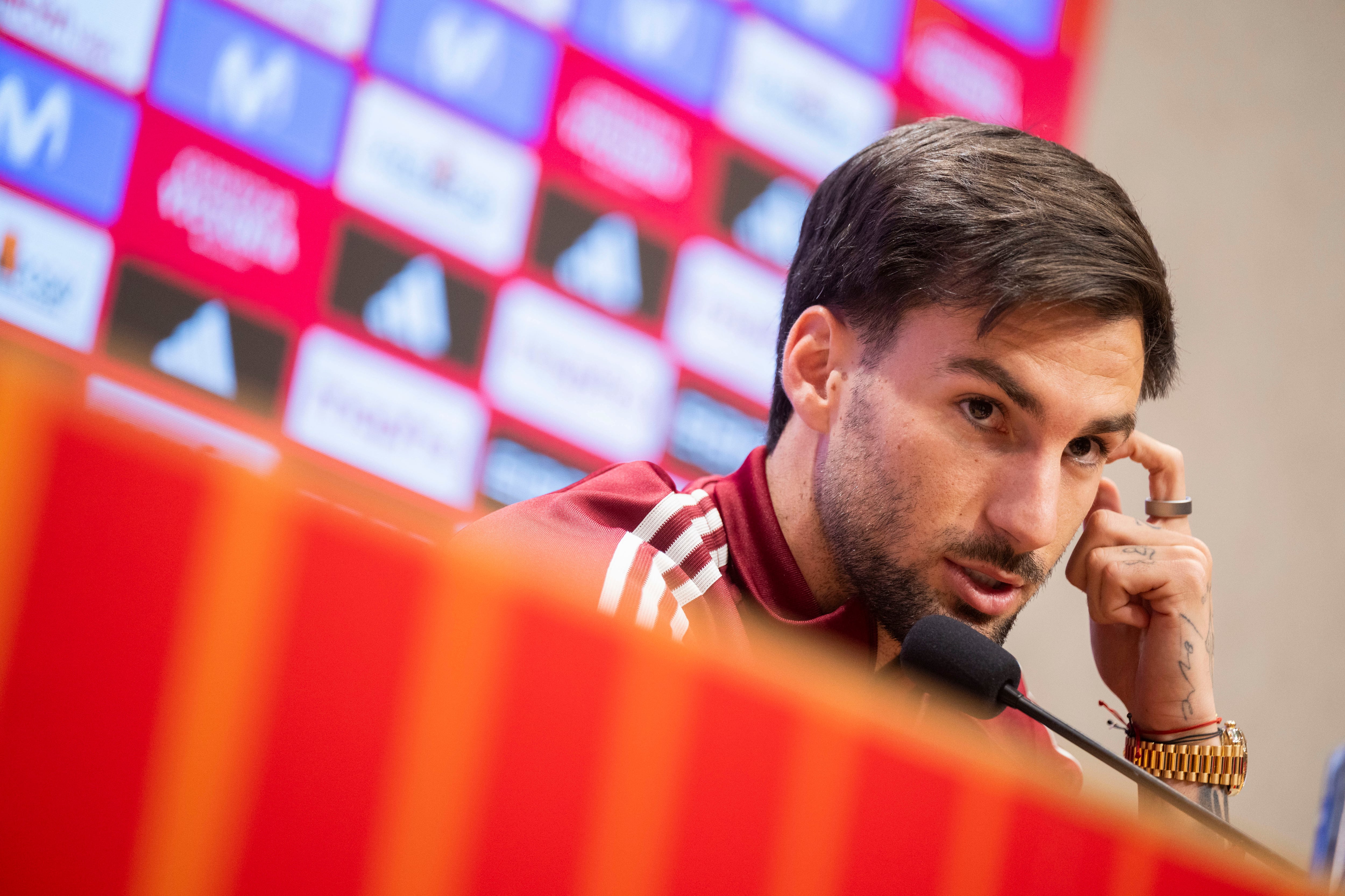 VILLARREAL (CASTELLÓN), 26/03/2026.- El centrocampista de la selección española de fútbol Álex Baena durante la rueda de prensa celebrada este jueves en el Estadio de la Cerámica, en la víspera de su enfrentamiento a Serbia. EFE/Andreu Esteban