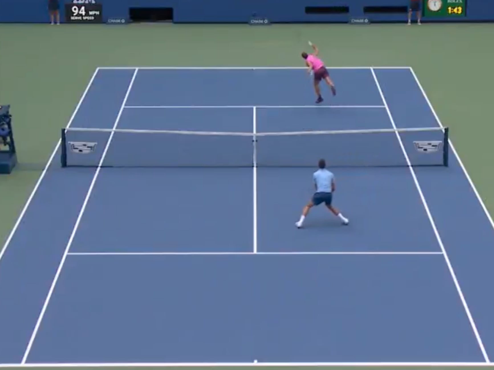 Alcaraz y Djokovic, durante uno de los puntos más disputados del partido