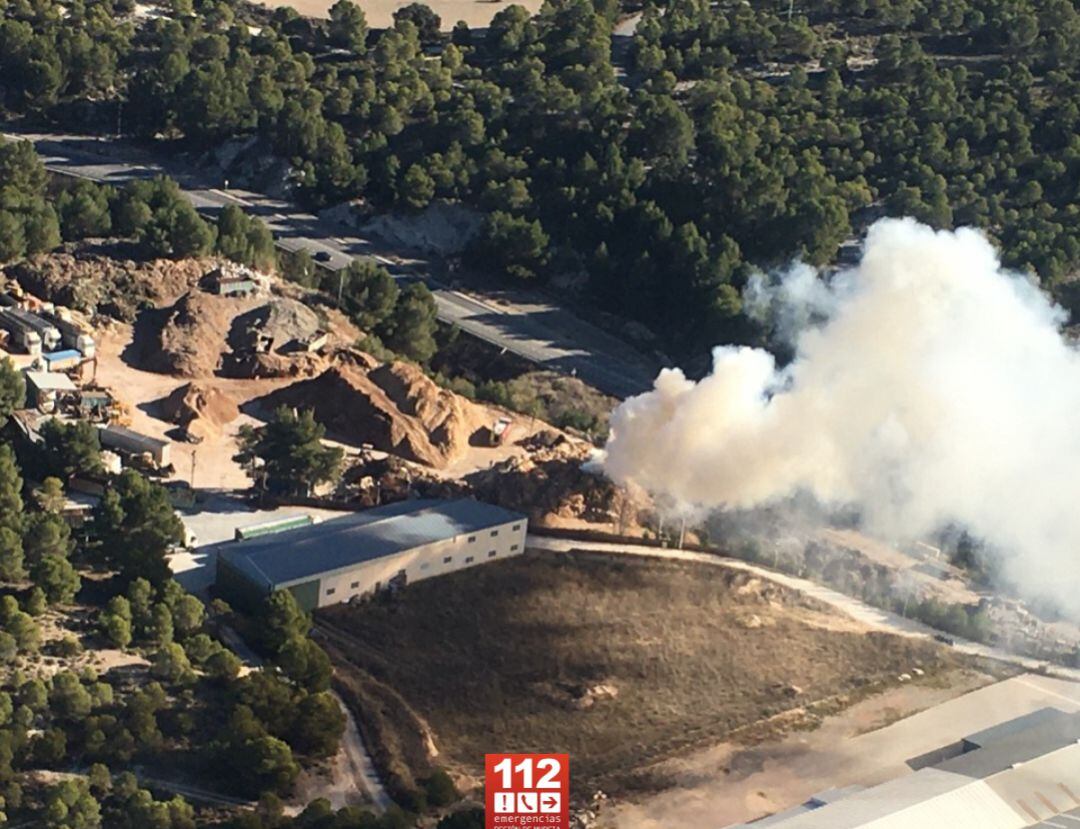 Acuden a sofocar un incendio de maderas en el recinto de una empresa de reciclado de Caravaca