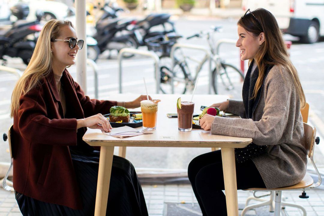 Dos mujeres desayunan en una terraza