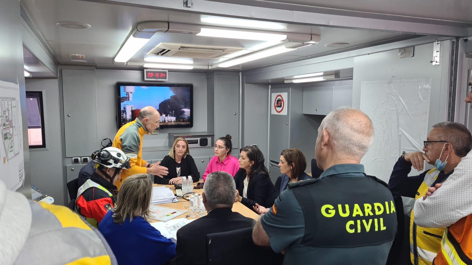 Puesto de mando para coordinar los trabajos tras la explosión de una planta de biodiésel en Calahorra