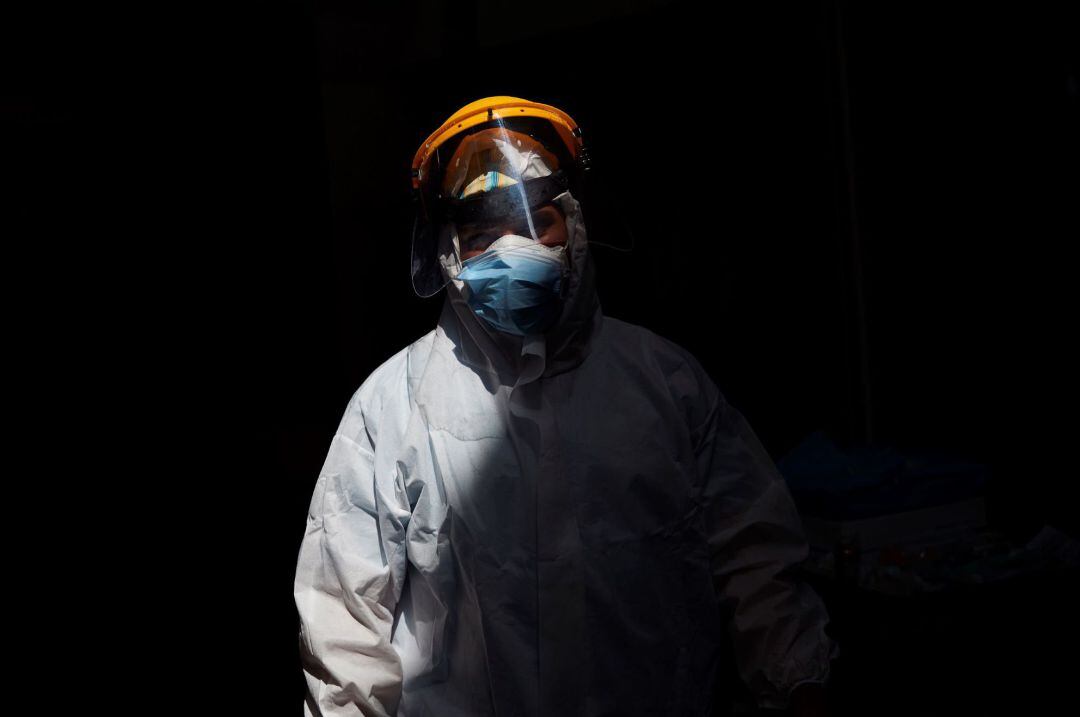 Un profesional sanitario realiza su trabajo con enfermos de la COVID -19 en la UCI del hospital del Mar de Barcelona, este miércoles trigésimo segunda jornada del estado de alarma sanitaria decretada por el Gobierno a causa de la pandemia del coronavirus.