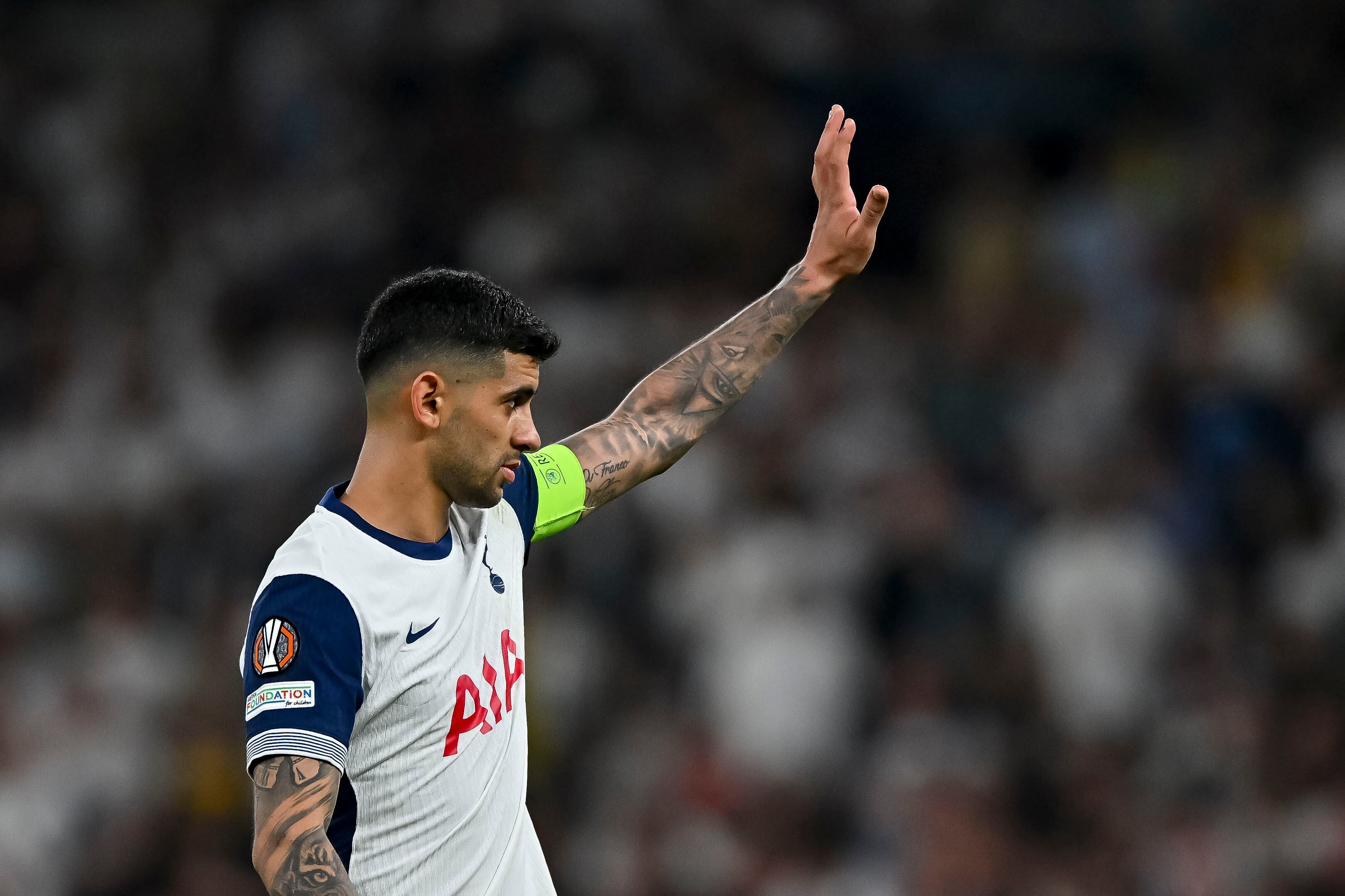El 'Cuti' Romero portando el brazalete de capitán en un partido con el Tottenham