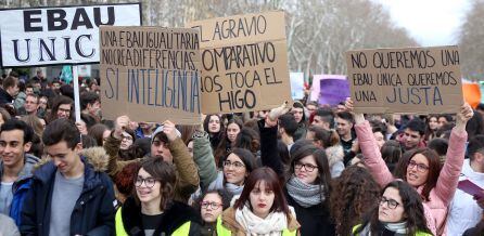 Imagen de algunas de las pancartas que se han podido ver en la manifestación