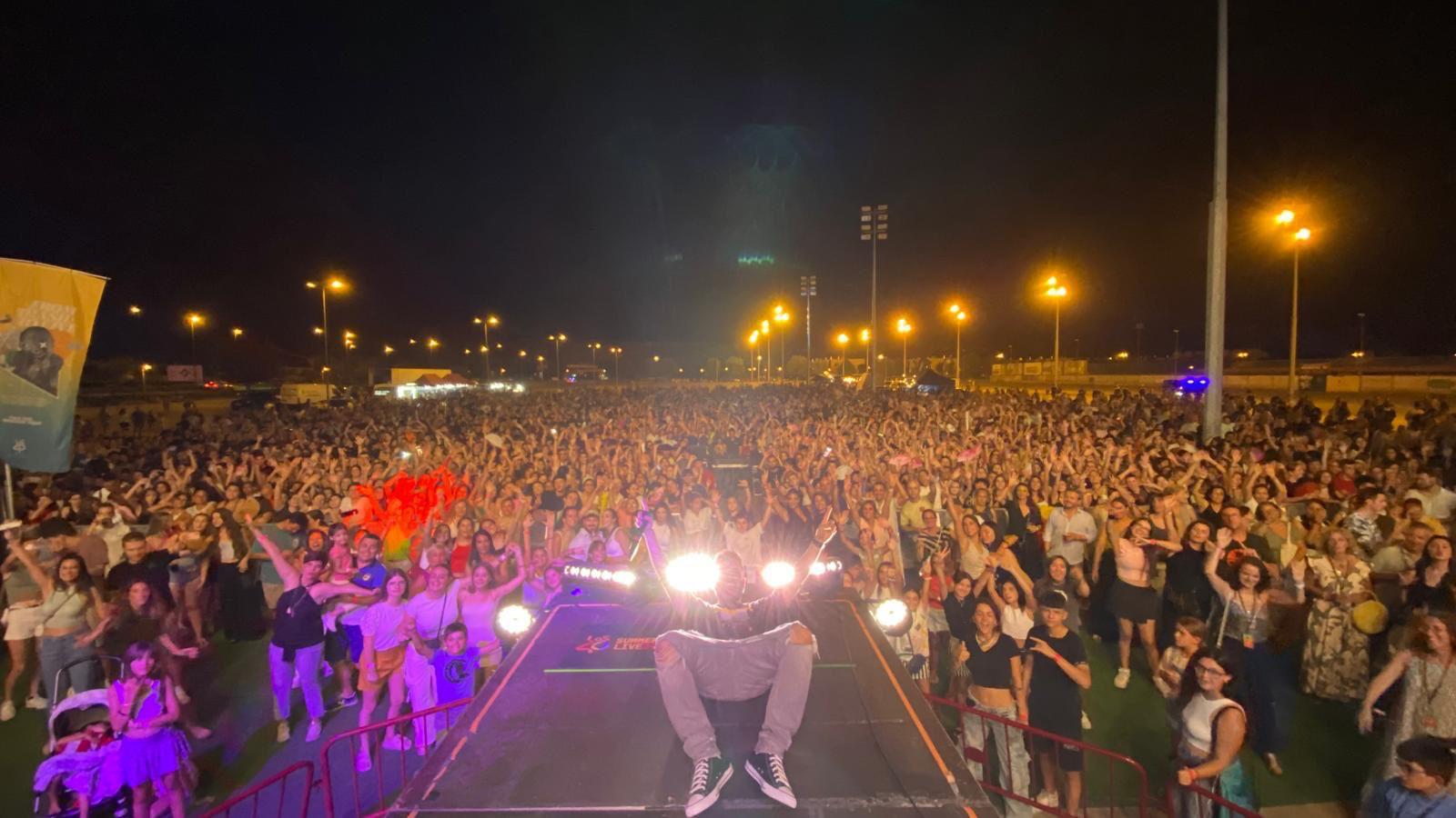 El dj de Los 40, David Álvarez, con el público de Los 40 Summer Live en Logroño