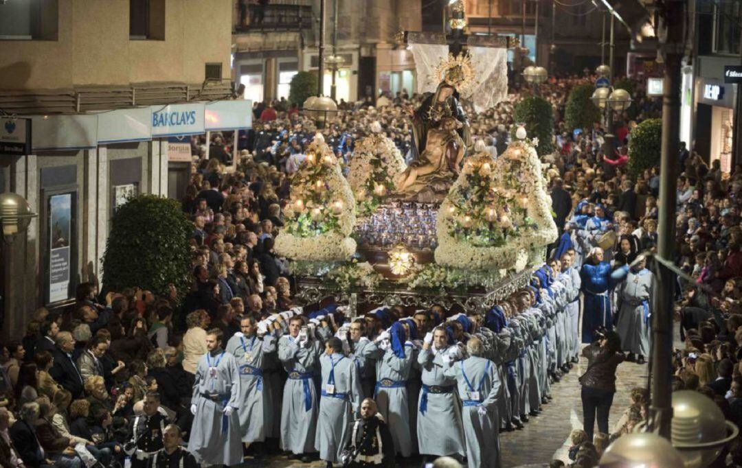 Imagen de la Virgen de la Piedad por las calles de Cartagena llevada a hombros por los Caballeros Portapasos.