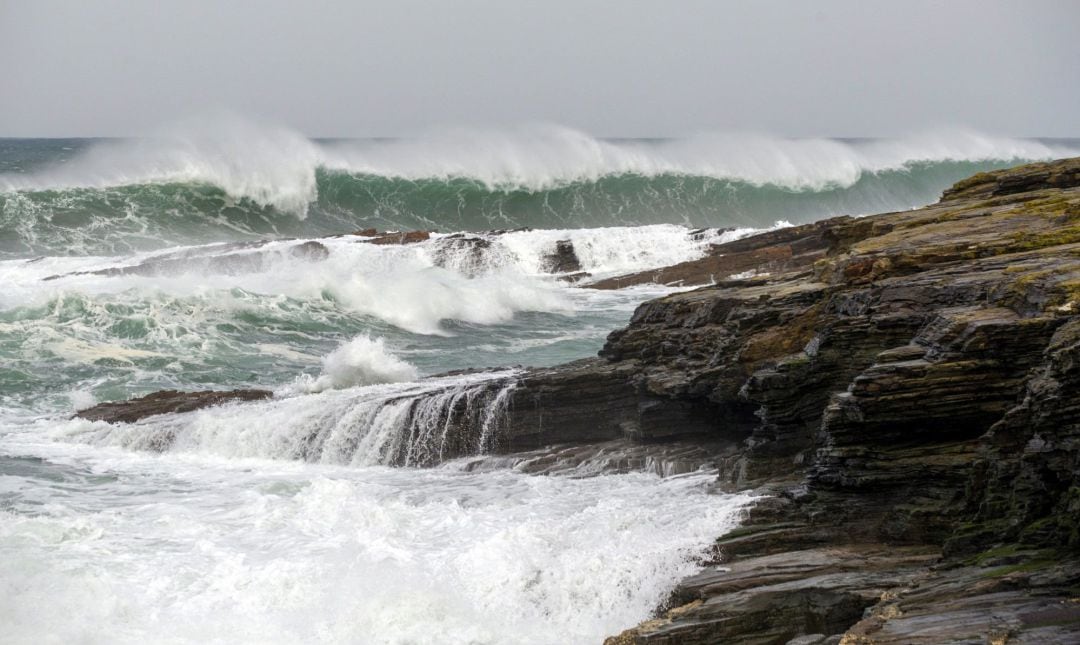 Grandes olas rompen en la costa de Lugo, en pueblo de Rinlo (Ribadeo).