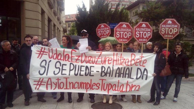 Miembros de la plataforma se han concetrado ante las oficinas municipales donde han entregado decenas de firmas