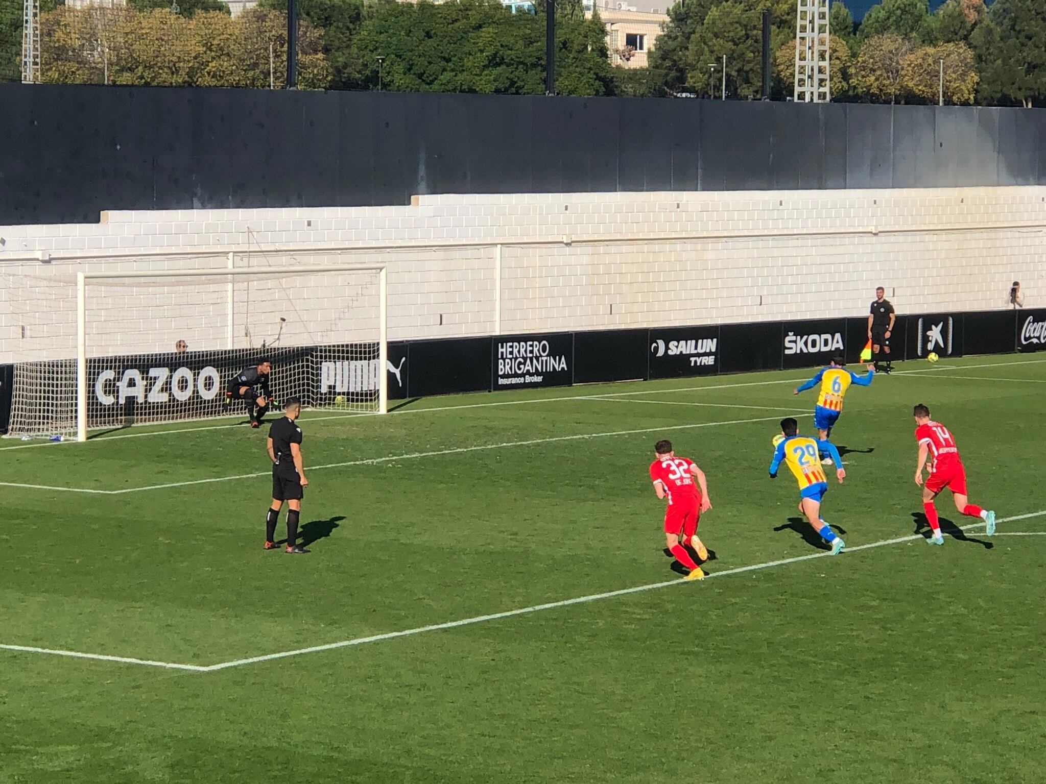 Guillamón falla un penalti ante el AZ.