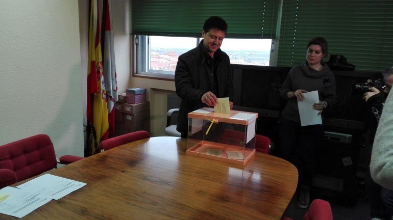 Miguel Blanco, Secretario General de COAG, ejerciendo el voto en las elecciones a Cámaras Agrarias