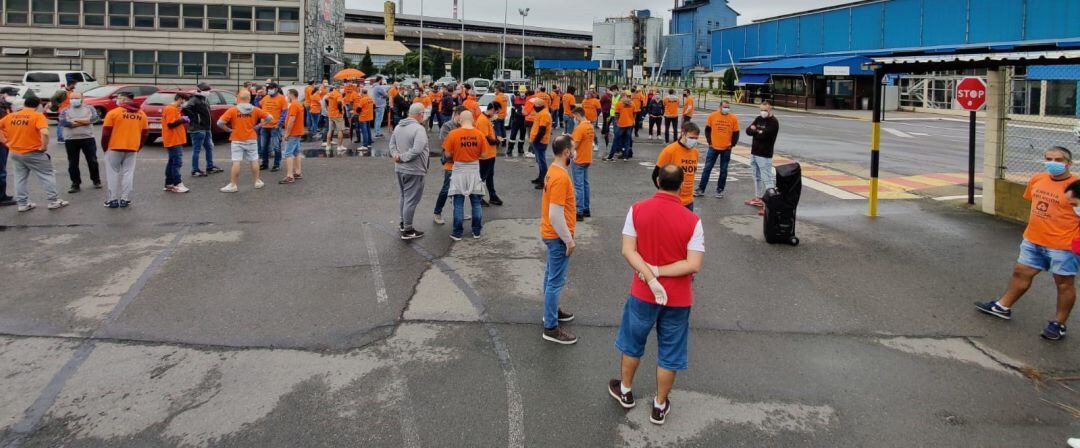 Asamblea de trabajadores de Alu Ibérica de A Coruña