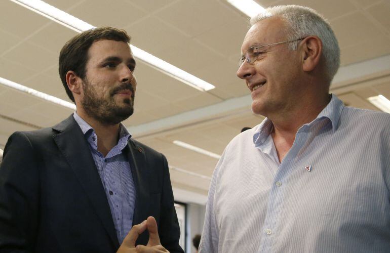 El candidato de IU a la presidencia del gobierno, Alberto Garzón, conversa con el coordinador general de IU, Cayo Lara.