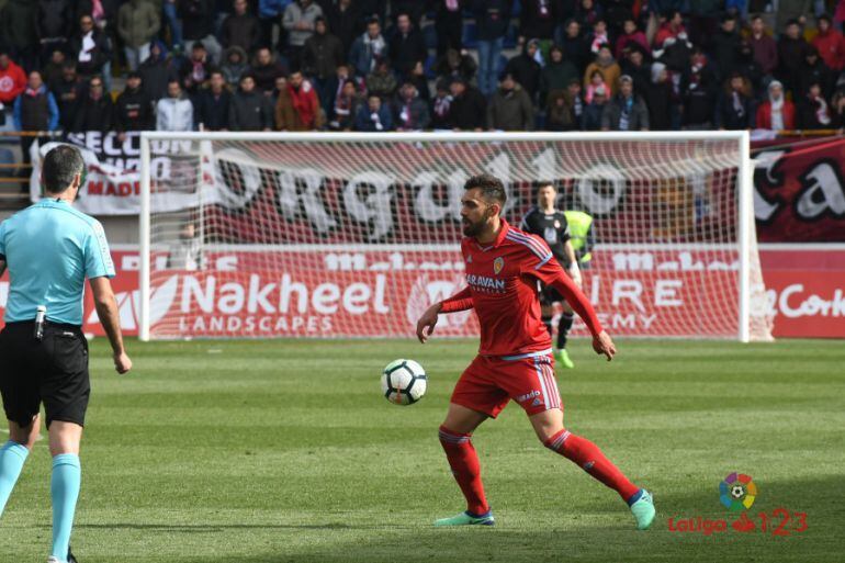 Borja Iglesias busca controlar un balón en el estadio Reino de León