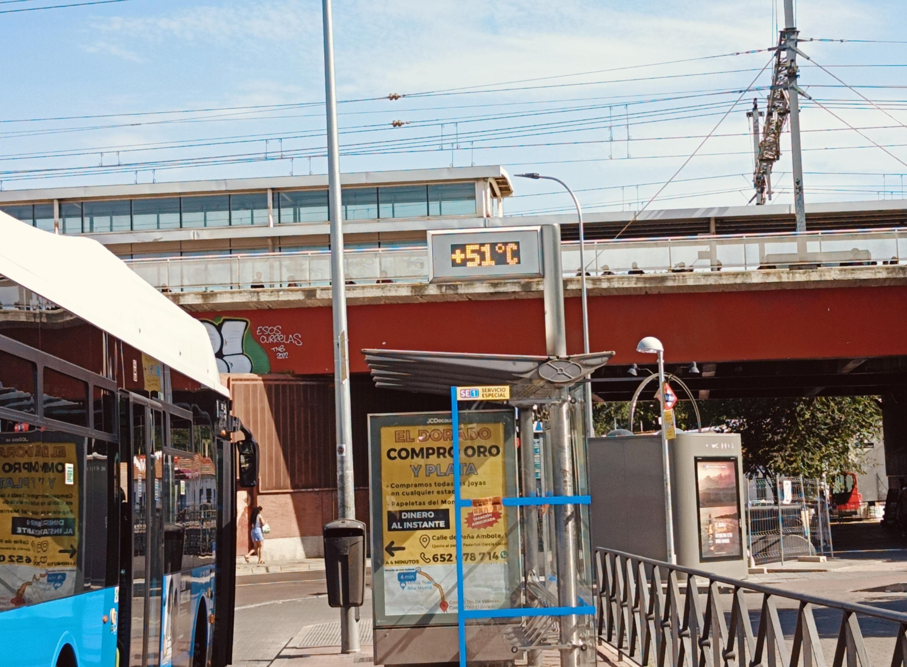 Un termómetro marca 51 grados en el barrio madrileño de Vallecas.