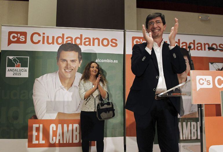 GRA443. SEVILLA, 05/03/2015.- El candidato de Ciudadanos a la Presidencia de la Junta de Andalucía, Juan Marín, junto a la número dos por Sevilla, Marta Escriba, durante el acto de inicio de campaña para las elecciones a la Presidencia de Andalucía que se celebra esta noche en Sevilla. EFE/José Manuel Vidal