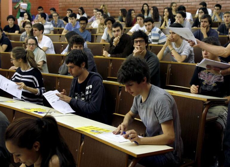 Grupo de estudiantes en una prueba de selectividad