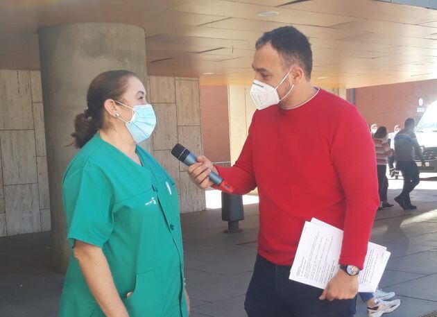 Nuestro compañero Agustín Cacho junto a la celadora Milagros Delgado
