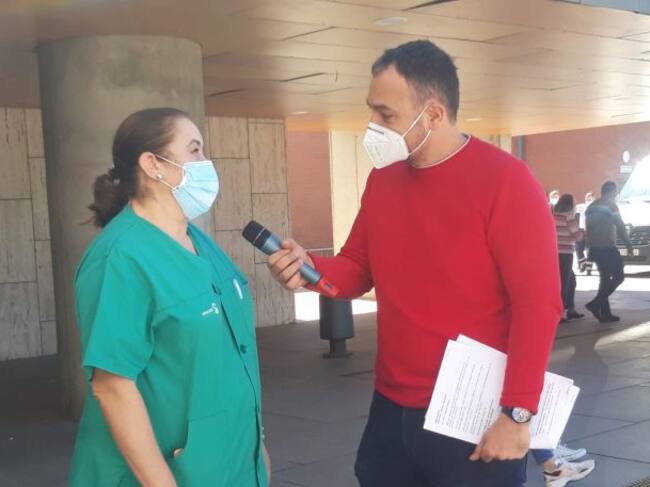 Nuestro compañero Agustín Cacho junto a la celadora Milagros Delgado