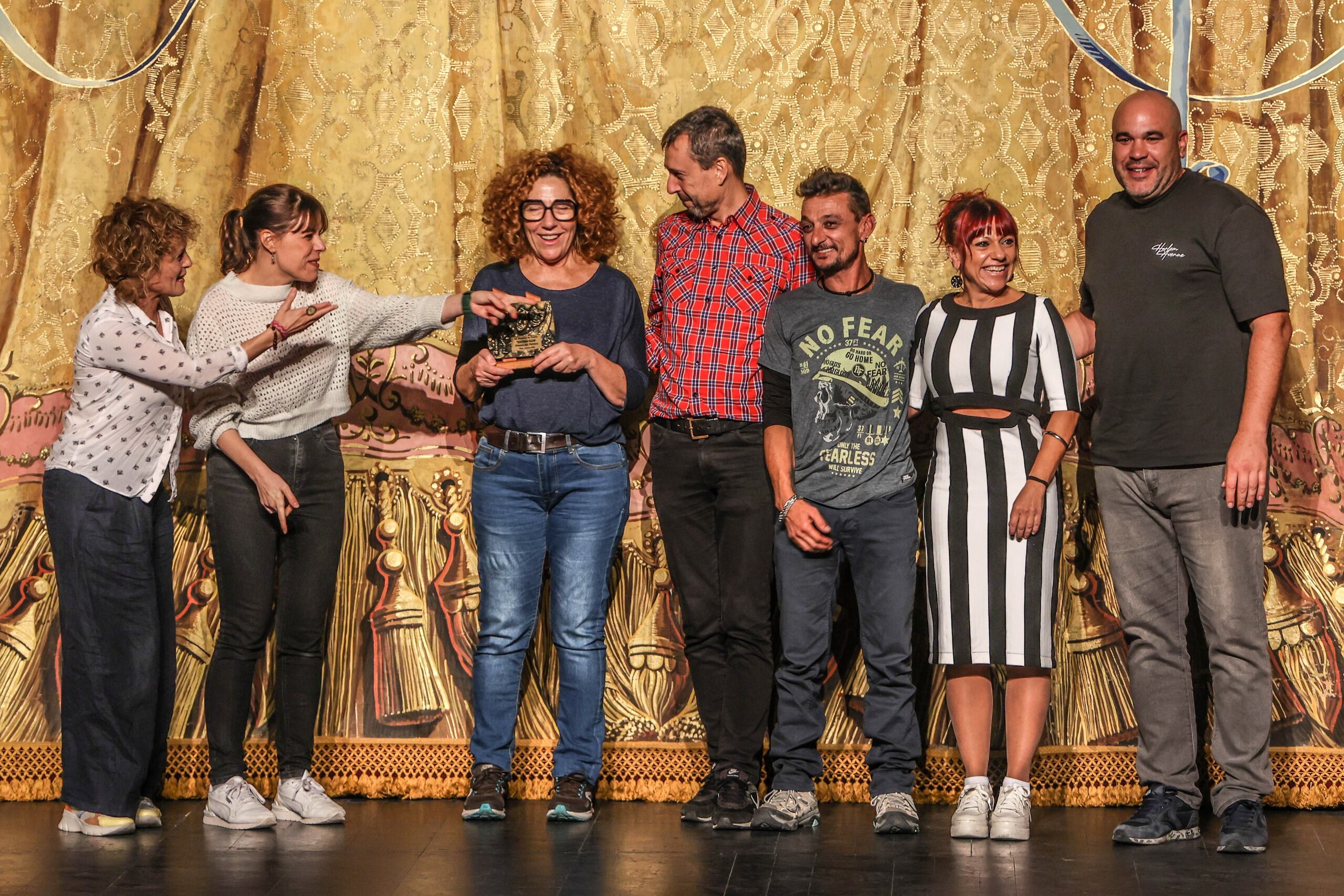 Integrantes de Aquí te pillo, aquí teatro de Elda/Petrer con su obra “7 años”, galardonados con el 2º Premio de la XX Muestra de Teatro Amateur Escena Elda.