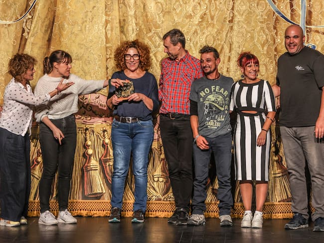 Integrantes de Aquí te pillo, aquí teatro de Elda/Petrer con su obra “7 años”, galardonados con el 2º Premio de la XX Muestra de Teatro Amateur Escena Elda.