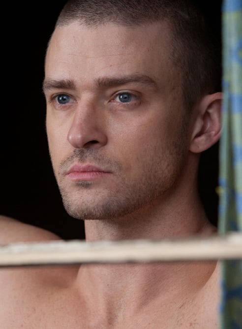 Justin Timberlake mira por la ventana en un fotograma de la película &#039;In time&#039;